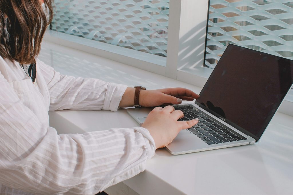Person som arbetar vid en laptop